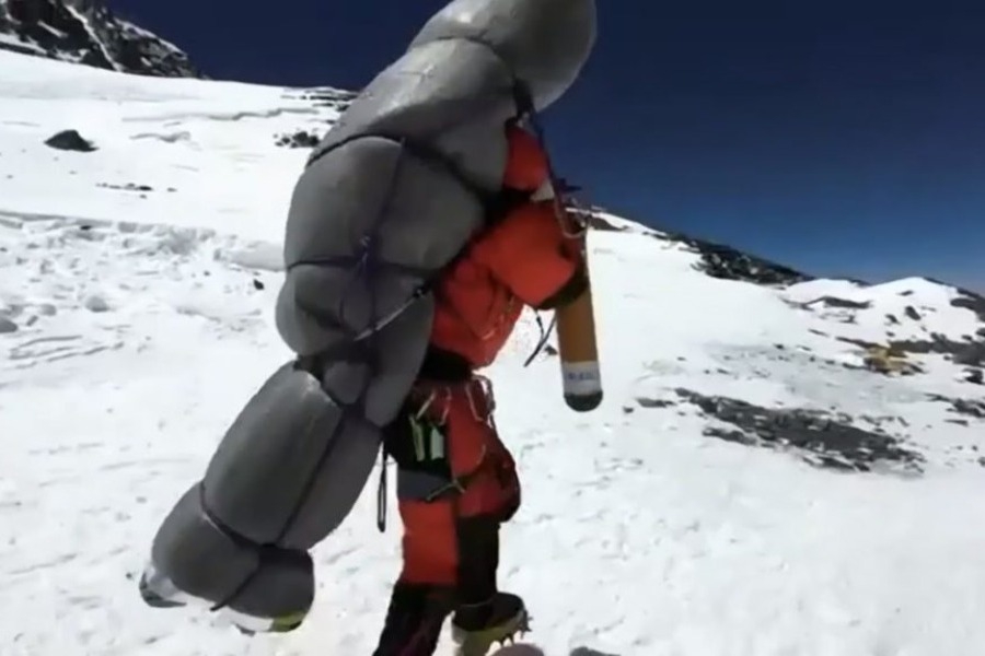 Βίντεο που κόβει την ανάσα: Σπάνια διάσωση ορειβάτη στη «ζώνη θανάτου» του Έβερεστ - Ένας Μαλαισιανός ορειβάτης επέζησε σαν από θαύμα