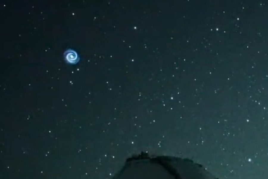 Χαβάη: Εικόνες μυστήριο στον ουρανό - Πώς εξηγήθηκε η μπλε σπείρα που εμφανίστηκε
