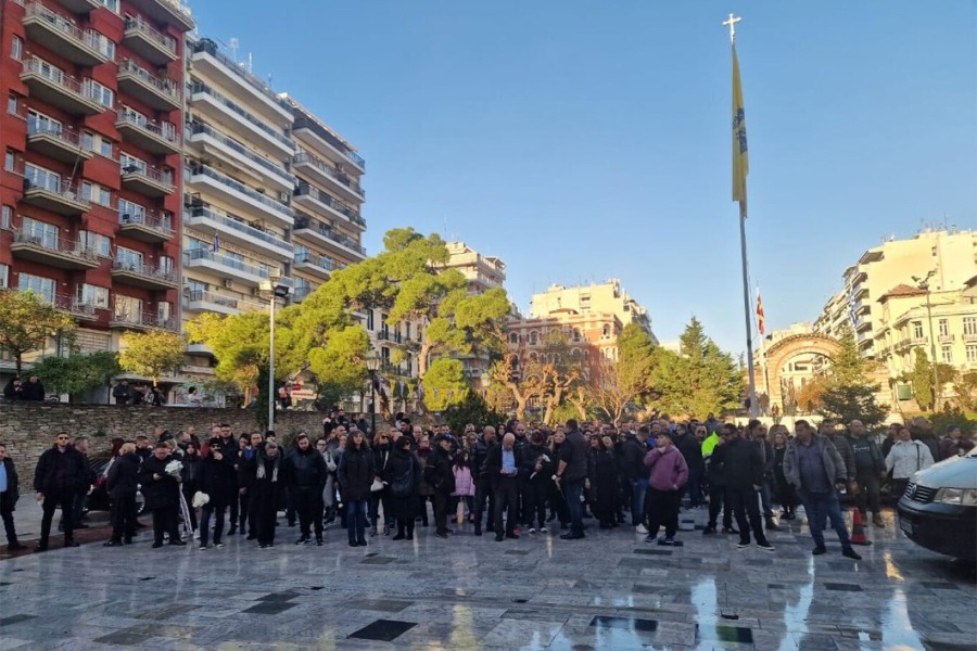 Η Θεσσαλονίκη αποχαιρετά τον Βασίλη Καρρά – Σε λαϊκό προσκύνημα η σορός του