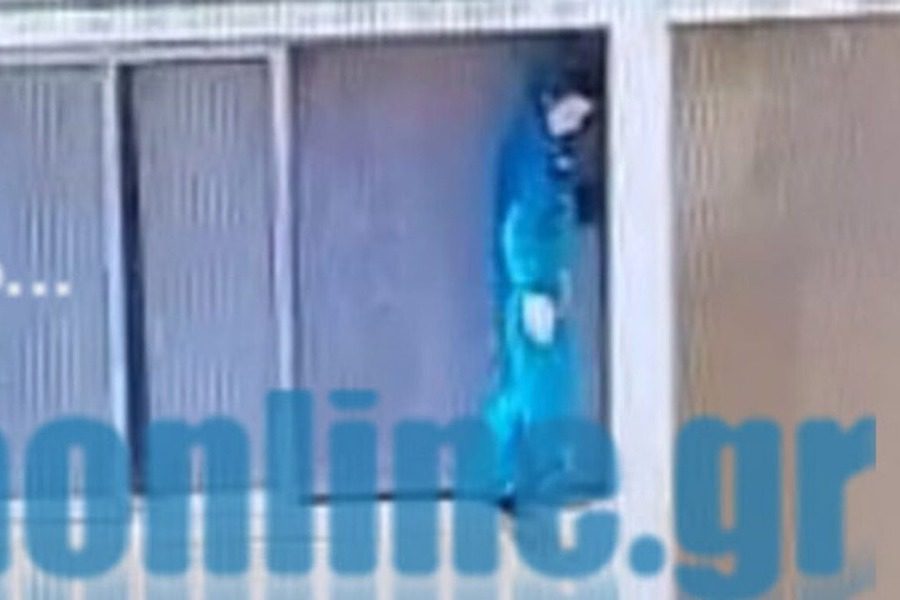 Τρομακτικές εικόνες σε κέντρο για παιδιά ΑμεΑ: 11χρονος ακροβατεί στο περβάζι του 3ου ορόφου - Για το περιστατικό συνελήφθησαν η υπεύθυνη του κέντρου και τρεις ακόμη εργαζόμενοι