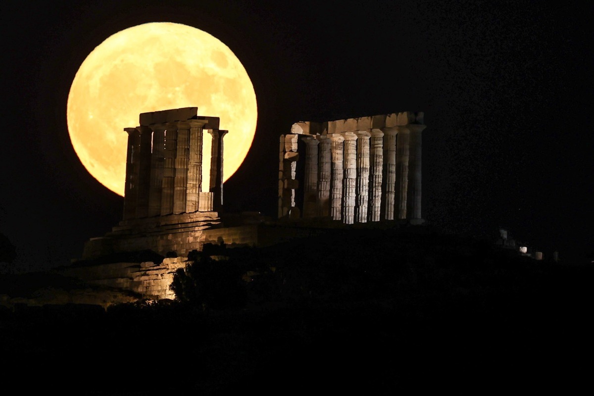 Μαγευτικές εικόνες: Το «φεγγάρι του Οξύρρυγχου» δεσπόζει στον καλοκαιρινό ουρανό