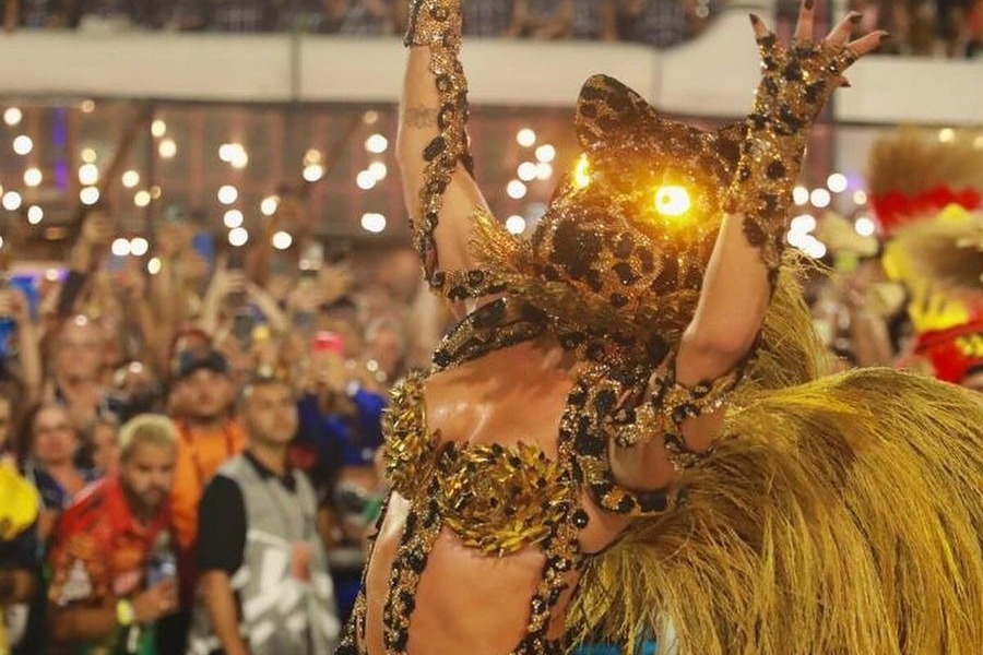 Θεϊκό κοστούμι! Στολή χορεύτριας στο Ρίο ντε Τζανέιρο την μεταμορφώνει σε αστραφτερό τζάγκουαρ