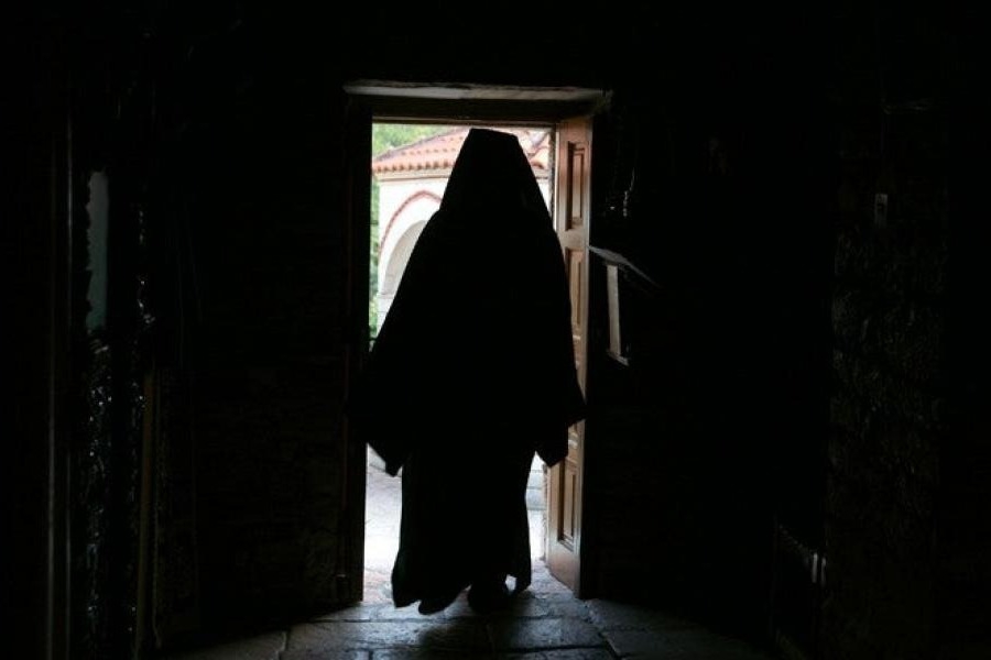 Φωτιά στο Αίγιο: Συγκλονίζει μοναχός – «Δεν αφήνω το μοναστήρι να καεί»