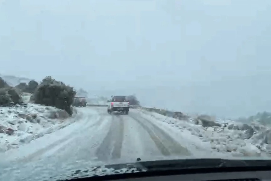 Έπεσαν τα πρώτα χιόνια στην Αττική: Έκλεισε η Πάρνηθα από το τελεφερίκ και πάνω
