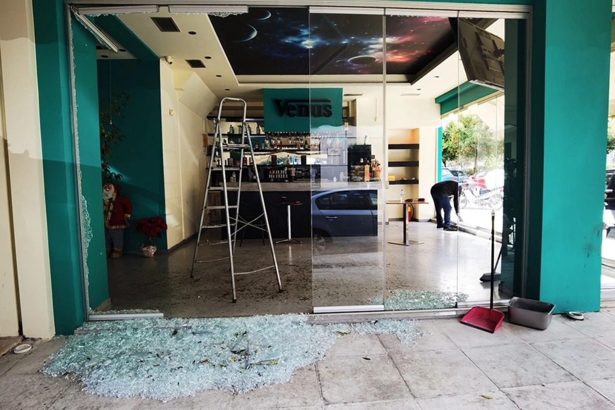 «Γάζωσαν» καφετέρια στα Πατήσια: Έσπασε η τζαμαρία, οπές από σφαίρες και σε διπλανά κτήρια