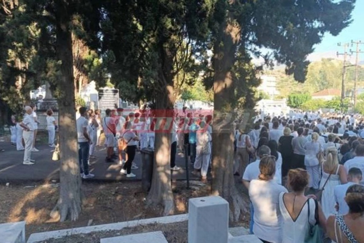 Ανείπωτος θρήνος στην Πάτρα: Όλοι ντυμένοι στα λευκά για το «τελευταίο αντίο» στην 14χρονη Χριστίνα