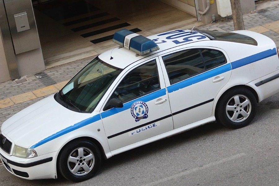 Ηράκλειο Κρήτης: «Γάζωσαν» αυτοκίνητο με καλάσνικοφ - Ένας βαριά τραυματίας