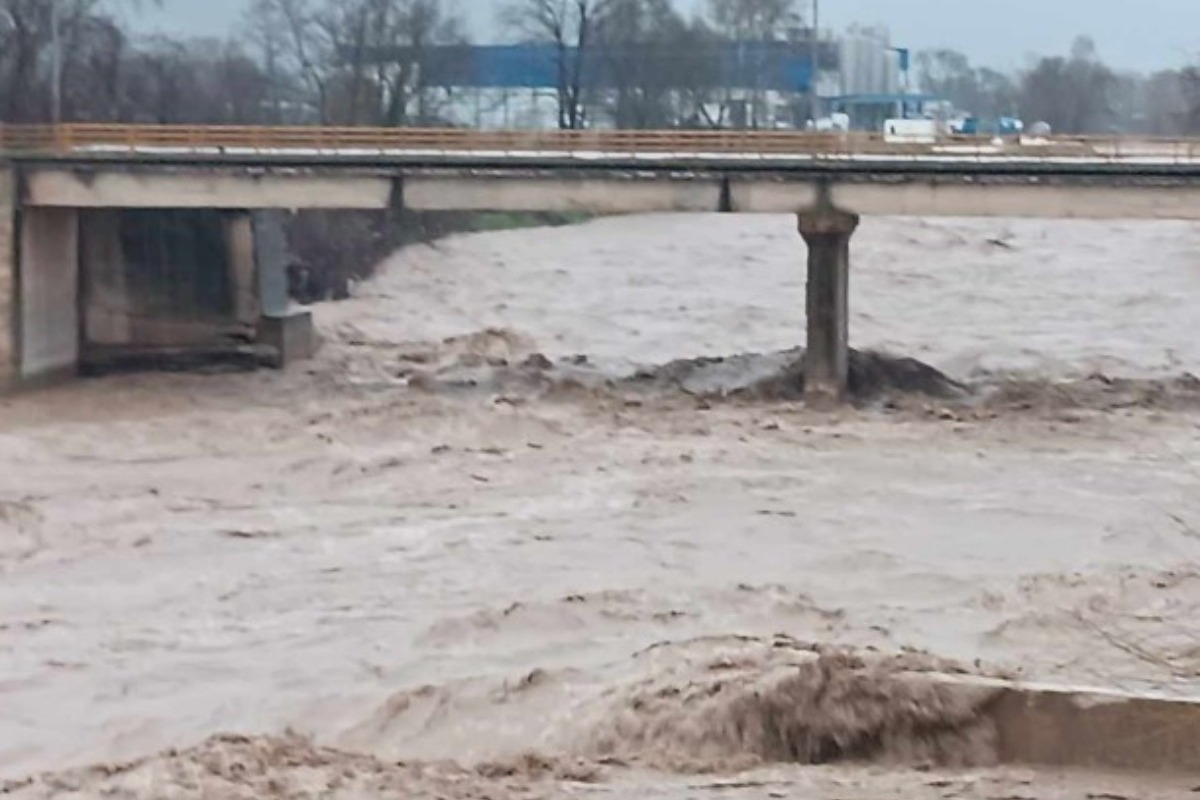 Καιρός – Τρίκαλα: Έφτασε τα 3 μέτρα η στάθμη του Πηνειού
