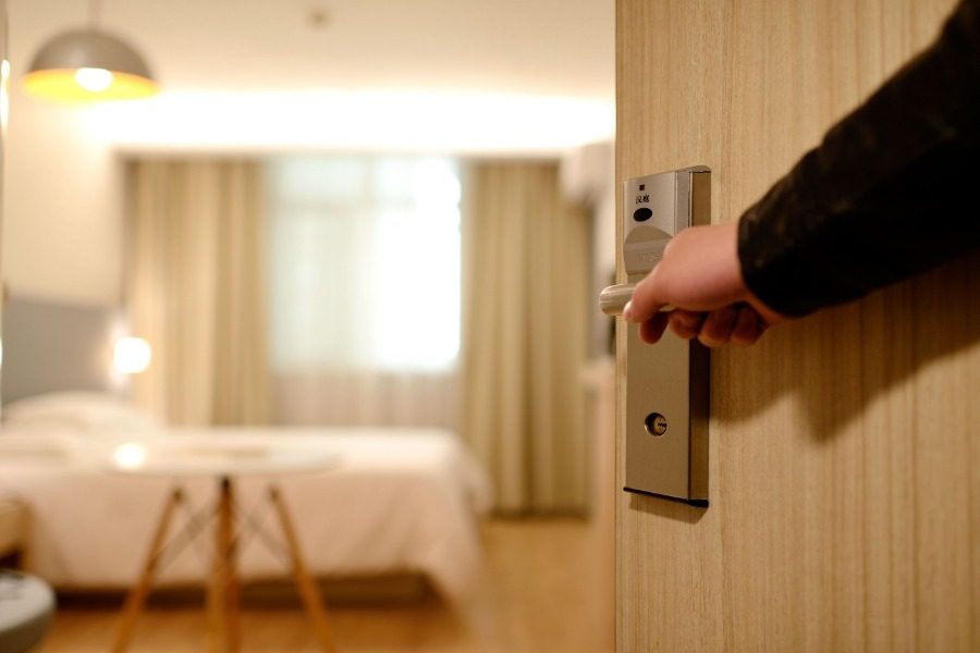 Γιατί πρέπει να κρεμάμε μια πετσέτα στη πόρτα του δωματίου σε ένα ξενοδοχείο