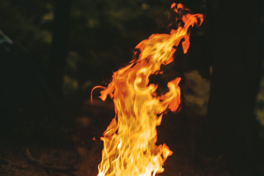 Φωτιά στο Βελεστίνο: Καίγονται σπίτια στον Αγιο Γεώργιο Φερών ‑ Μήνυμα του 112 για τρία χωριά