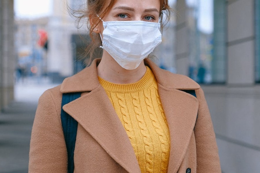 Γιατί σαρώνουν φέτος κορονοϊός, γρίπη και ιώσεις: «Αυτό ήταν ίσως το λάθος μας»