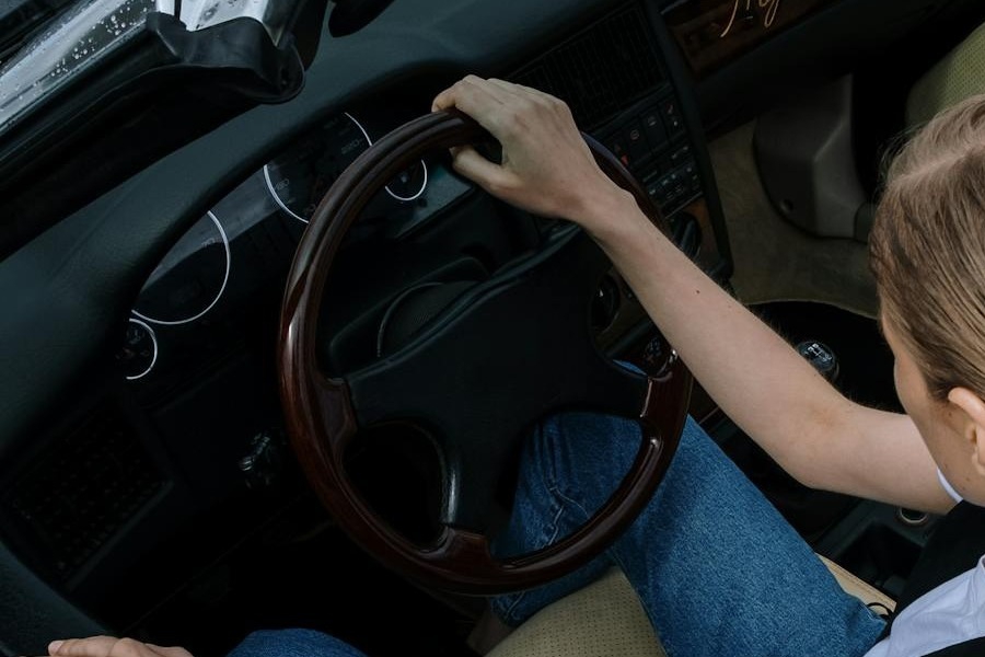 Κρήτη: Ξέχασε να βάλει χειρόφρενο και παραλίγο να πατήσει οικογένεια με δύο μωρά