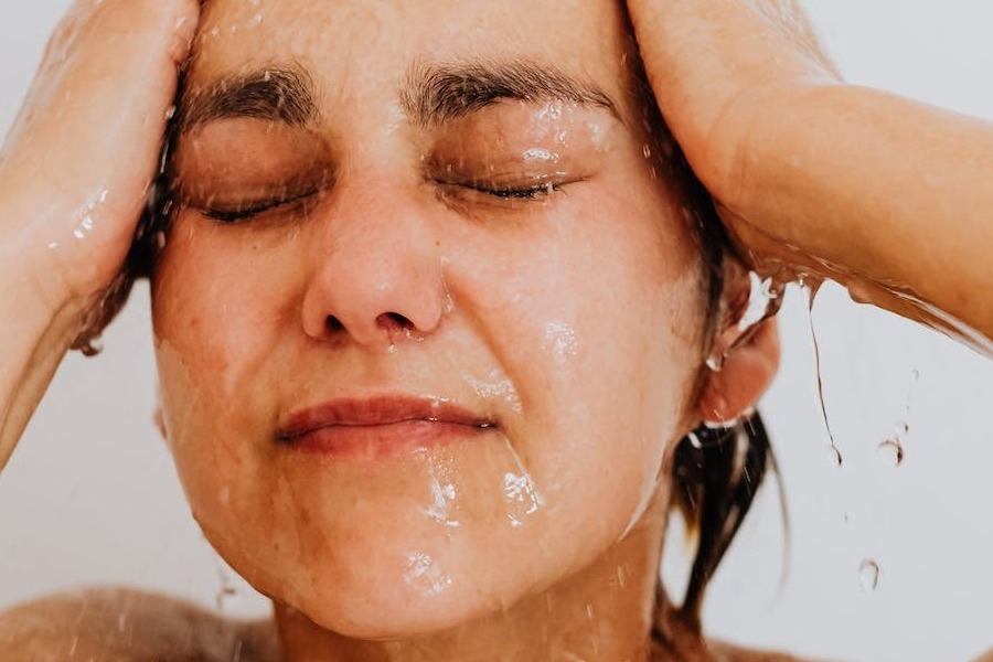 5 εκατ. views: Μια TikToker δίχασε τα social media για το πώς είναι ο σωστός τρόπος να κάνεις ντουζ