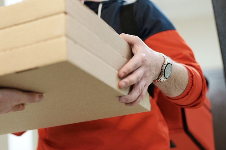 Νέοι κανόνες για την προστασία των εργαζομένων στο delivery