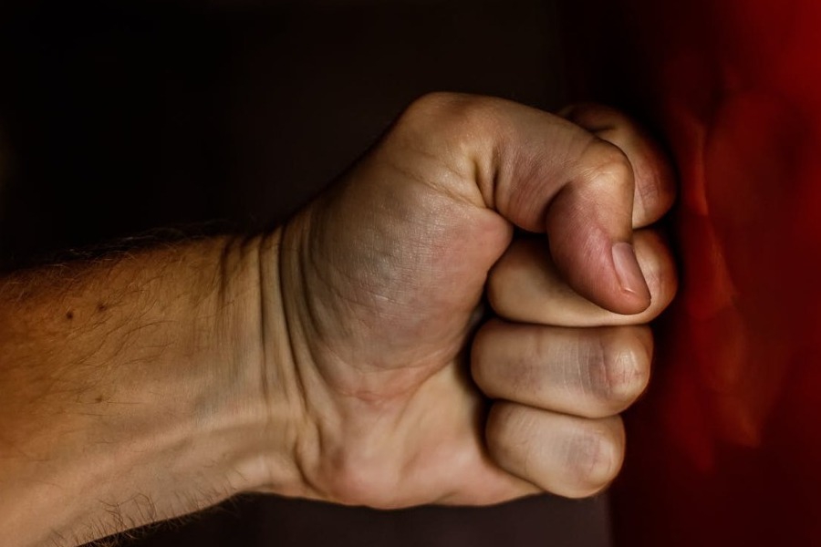 Ενδοοικογενειακή βία: 1.000 συλλήψεις τον Μάιο – Αύξηση 60% στις καταγγελίες από πέρσι