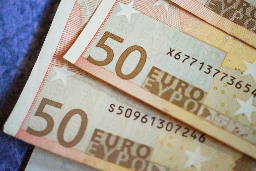Ευρωβαρόμετρο: Σε τραγική θέση η Ελλάδα ‑ 8 στους 10 δεν μπορούν να πληρώσουν τους λογαριασμούς