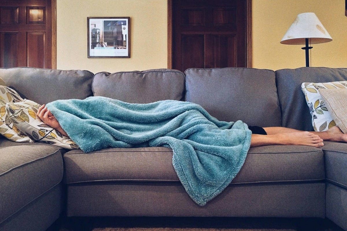 3 λόγοι για να κόψεις τον ύπνο στον καναπέ