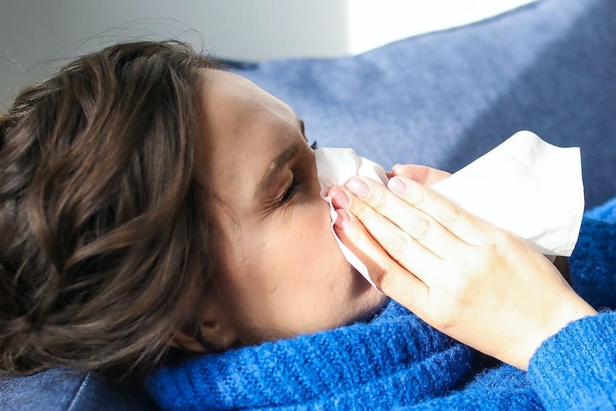 Νέα ευρήματα για την λοίμωξη Covid‑19: Τι προκαλεί ιδίως σε άτομα με άγχος ή κατάθλιψη