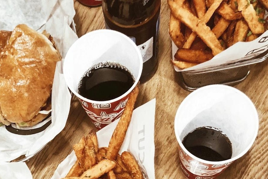 Ο επιστημονικός λόγος για τον οποίο η Coca Cola έχει καλύτερη γεύση στα fast food ή τα σινεμά