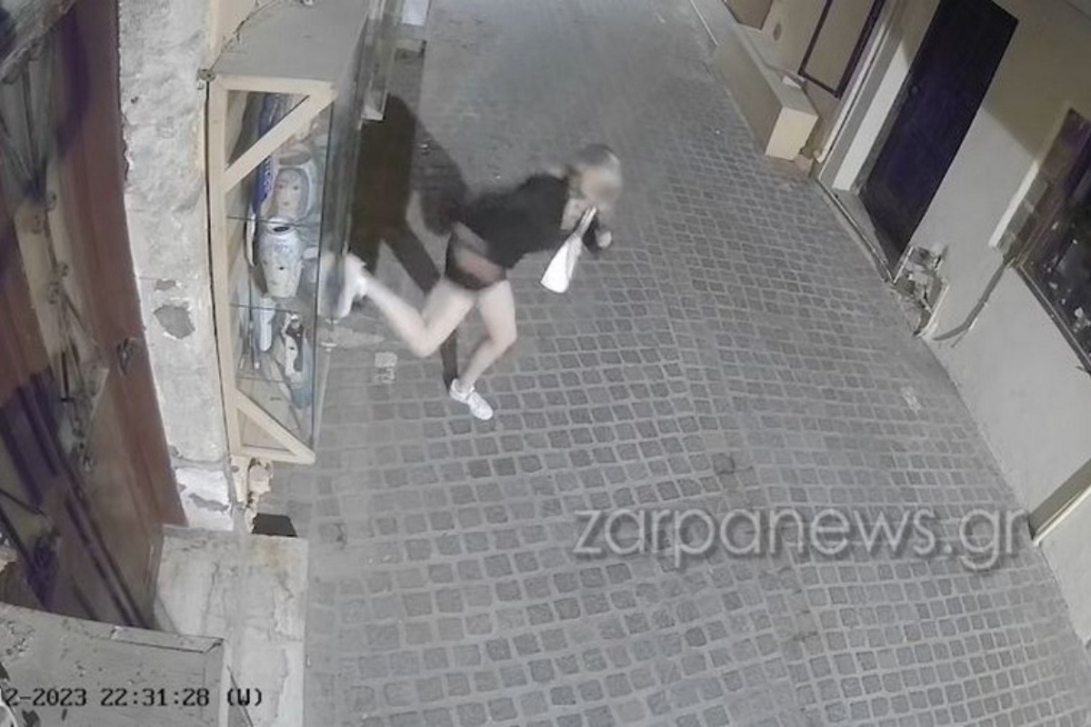 Έξαλλη νεαρή ρίχνει κλωτσιά σε βιτρίνα καταστήματος στα Χανιά και συνεχίζει εκτός εαυτού
