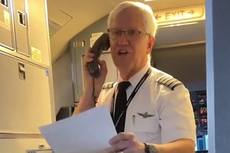 Η συγκινητική ομιλία πιλότου μετά από 32 χρόνια στη δουλειά έκανε τους επιβάτες να δακρύσουν