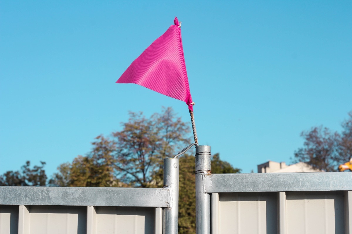 Τι είναι τα pink flags σε μια σχέση και πώς να τα αναγνωρίσεις