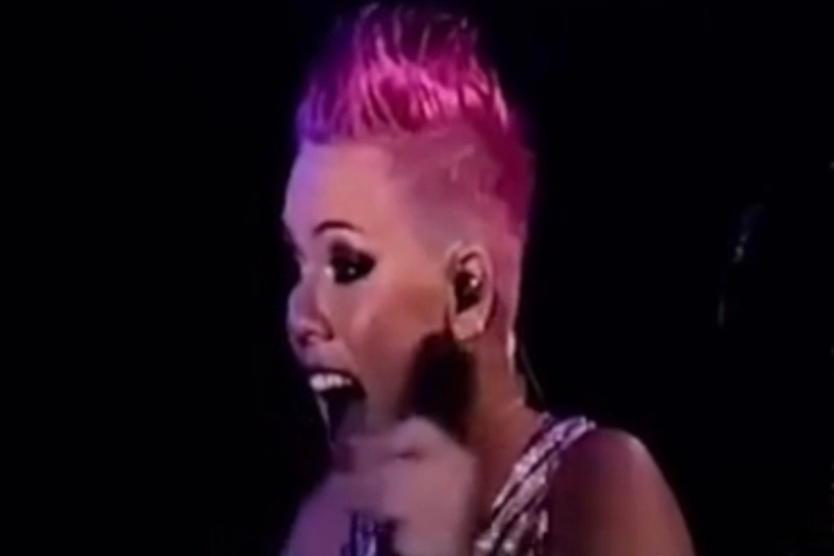 Έσπασαν τα νερά μιας ετοιμόγεννης γυναίκας σε συναυλία της P!nk ‑ «Γέννησε το μωρό εδώ;»