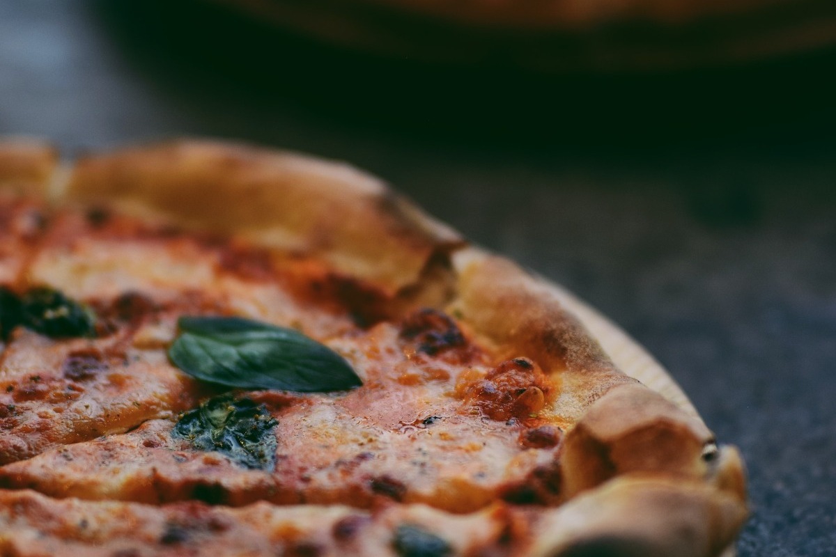 Γνωρίζατε ότι υπάρχει μόνο ένας σωστός τρόπος να κρατάς ένα κομμάτι πίτσα;