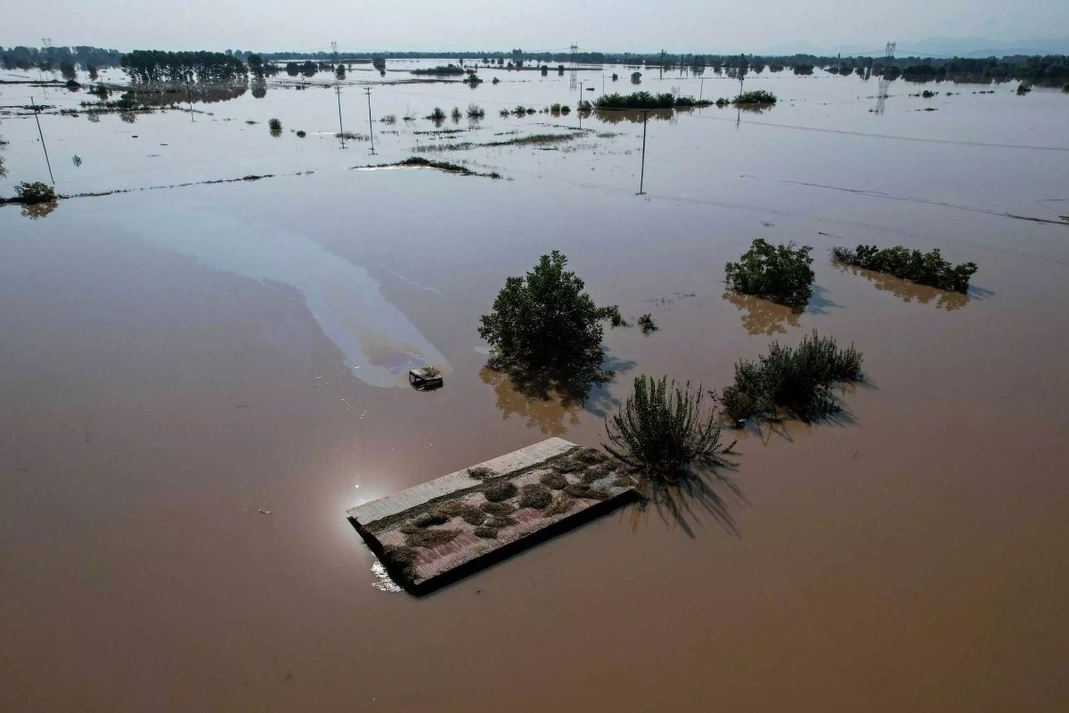 Πλημμύρες στη Θεσσαλία: Σταδιακή υποχώρηση του νερού ‑ Η εικόνα από την Εθνική Οδό στα Τέμπη