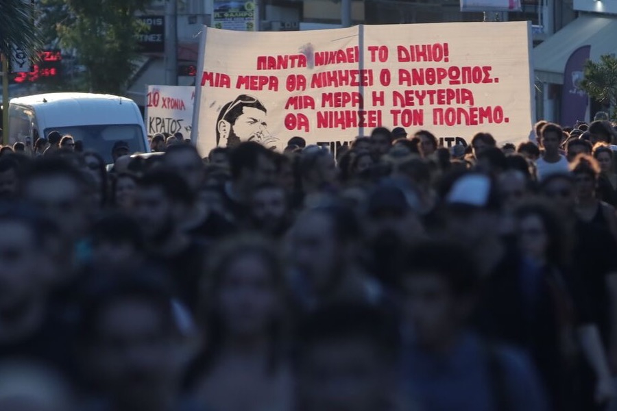 Πλήθος κόσμου στην πορεία για τα 10 χρόνια από τη δολοφονία του Παύλου Φύσσα - Δέκα χρόνια από τη δολοφονία που ταρακούνησε την Ελλάδα