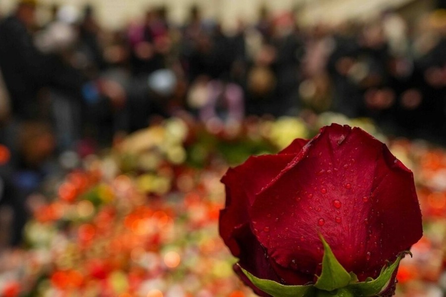 Πράγα: Κόσμος αφήνει αναμμένα κεριά και λουλούδια έξω από το πανεπιστήμιο