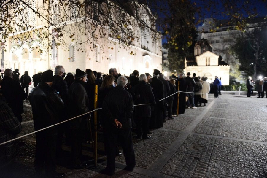Πλήθος κόσμου στο λαϊκό προσκύνημα για τον τέως βασιλιά Κωνσταντίνο
