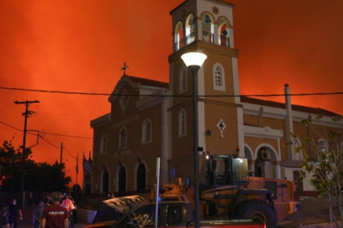 Φωτιές σε Αλεξανδρούπολη, Ροδόπη, Καβάλα: Νύχτα – κόλαση υπεράνθρωπη μάχη με τις φλόγες και νέες εκκενώσεις οικισμών