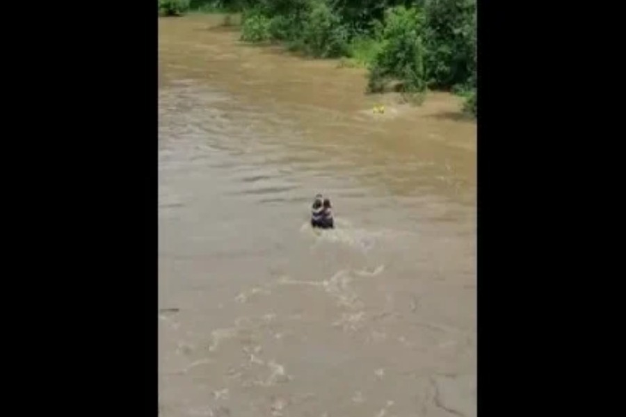 Νέο βίντεο από Ιταλία: Πυροσβέστης προσπαθεί να σώσει τους τρεις αγκαλιασμένους φίλους πριν τους παρασύρουν τα νερά