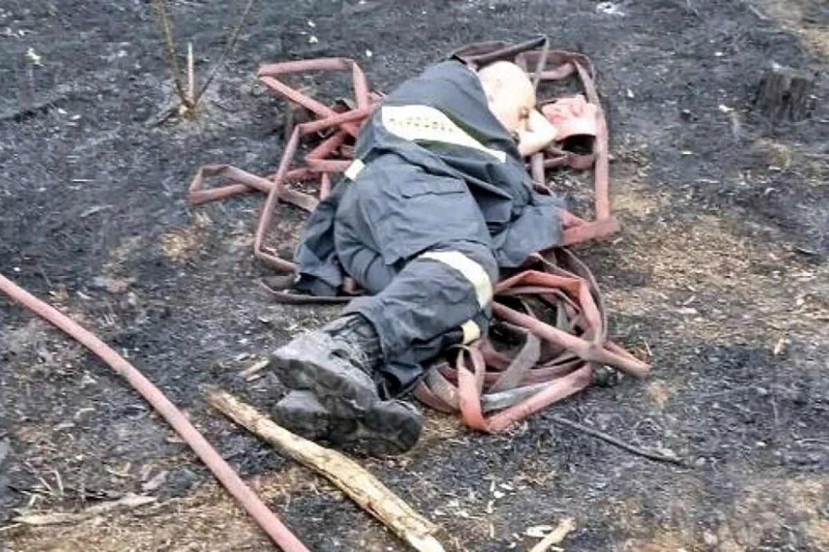 Έβρος: Συγκλονίζει η εικόνα πυροσβέστη που κοιμάται εξουθενωμένος στο έδαφος μετά από μάχη με τις φλόγες