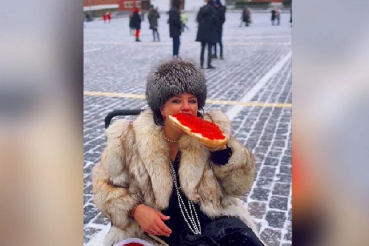 Βίντεο: Συνέλαβαν Ρωσίδα που έτρωγε σάντουιτς με... 14 κιλά κόκκινο χαβιάρι στην Κόκκινη Πλατεία ‑ «Η κατάσταση στη χώρα μας δεν επιτρέπει ...»