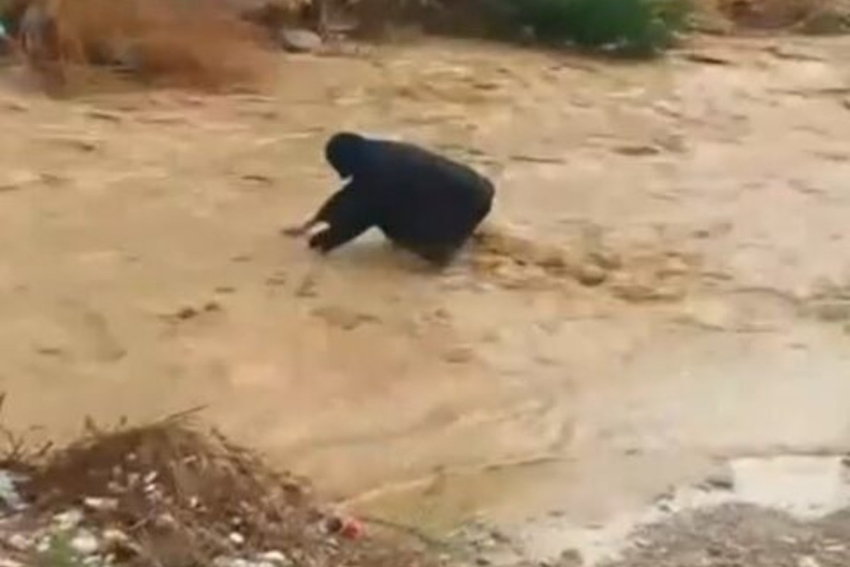 Συγκλονιστικό βίντεο από το Μενίδι: Ανδρας παρασύρθηκε από το ρέμα Εσχατιάς και σώθηκε από θαύμα