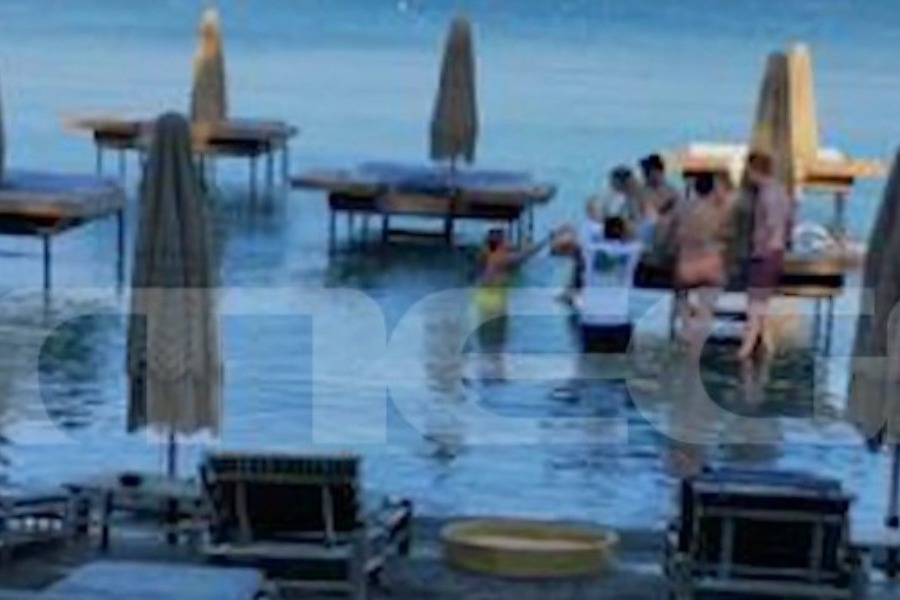 Στη θέση τους οι πλωτές ξαπλώστρες στο beach bar της Ρόδου
