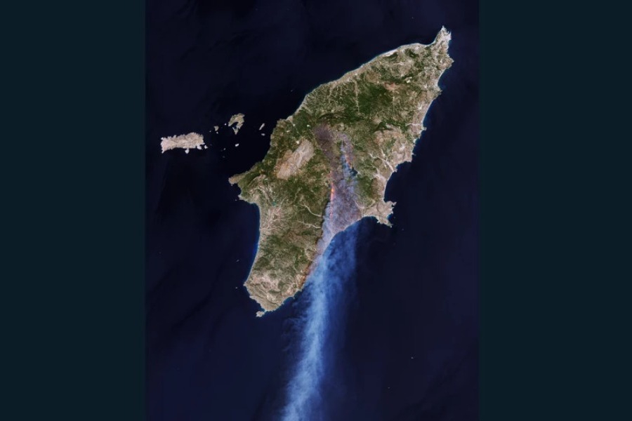 Συγκλονίζει η δορυφορική φωτογραφία από τη φωτιά στη Ρόδο