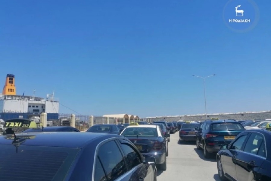 Ένταση στο λιμάνι της Ρόδου με οδηγούς ταξί που εμποδίζουν την αποβίβαση αυτοκινήτων εταιρίας