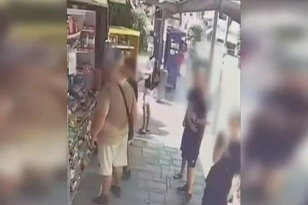 Παράξενο περιστατικό στη Θεσσαλονίκη με άντρα που κυκλοφορούσε σε πάρκο με σπαθί και ρούχα παραλλαγής