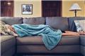 3 λόγοι για να κόψεις τον ύπνο στον καναπέ