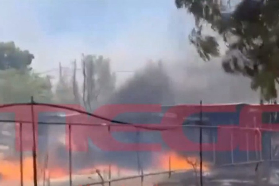 Δραματικές εικόνες: Καίγονται σπίτια στον Δήμο Σαρωνικού