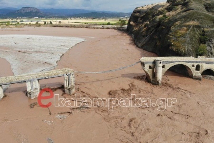 Έπεσε το ιστορικό τοξωτό γεφύρι της Σαρακίνας στην Καλαμπάκα