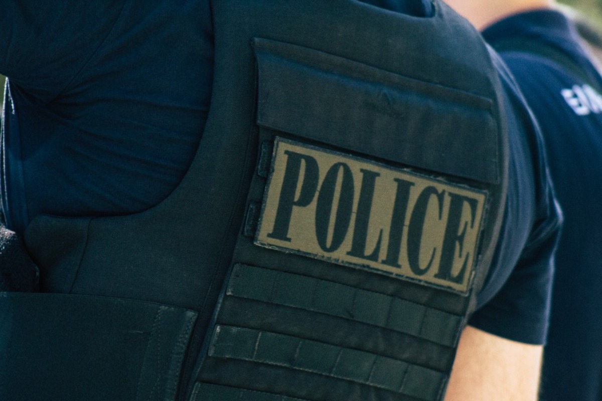 Αστυνομικός που εκβίαζε επιχειρηματίες: «Δεν ξέρεις με ποιον τα έβαλες, σου ετοιμάζω την κάσα»