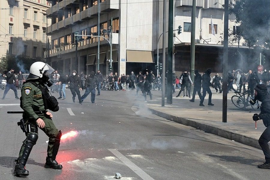 Χημικά και βία στο Σύνταγμα μετά τη συγκέντρωση για την τραγωδία στα Τέμπη