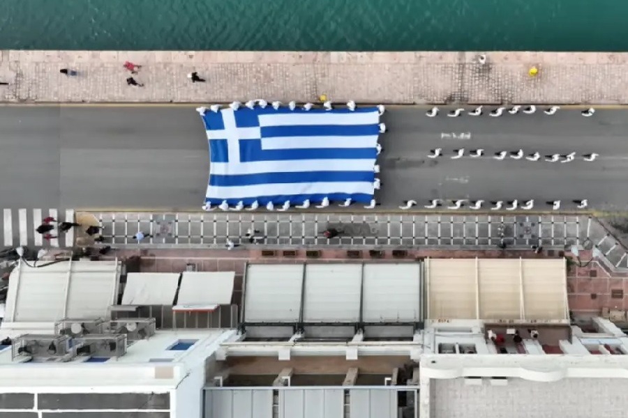 Bίντεο: Tεράστια ελληνική σημαία υψώθηκε στο λιμάνι της Χίου