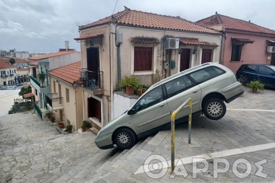 Καλαμάτα: 92χρονος οδηγός κατέβηκε σκαλιά με το αυτοκίνητό του!