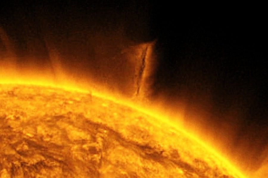 Τερατώδης στρόβιλος μεγαλύτερος από τη Γη μαίνεται στον Ήλιο - Ο ασυνήθιστος σχηματισμός που δημιουργείται από συνεστραμμένα μαγνητικά πεδία είχε ύψος γύρω στα 178.000 χιλιόμετρα.