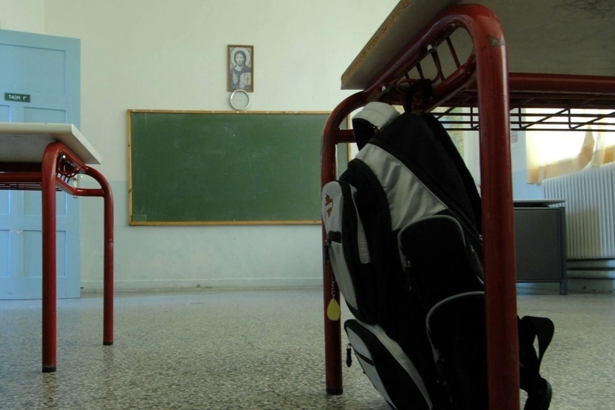 Καλύβια: Πατέρας μαθητή επιτέθηκε σε καθηγήτρια η οποία ... έβγαλε εκτός αίθουσας τον γιο του